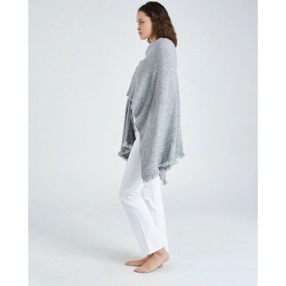 Beryll Cashmere Serape | Light Gray Oversized Blanket Scarf With Stretch - Picture 12 of 12